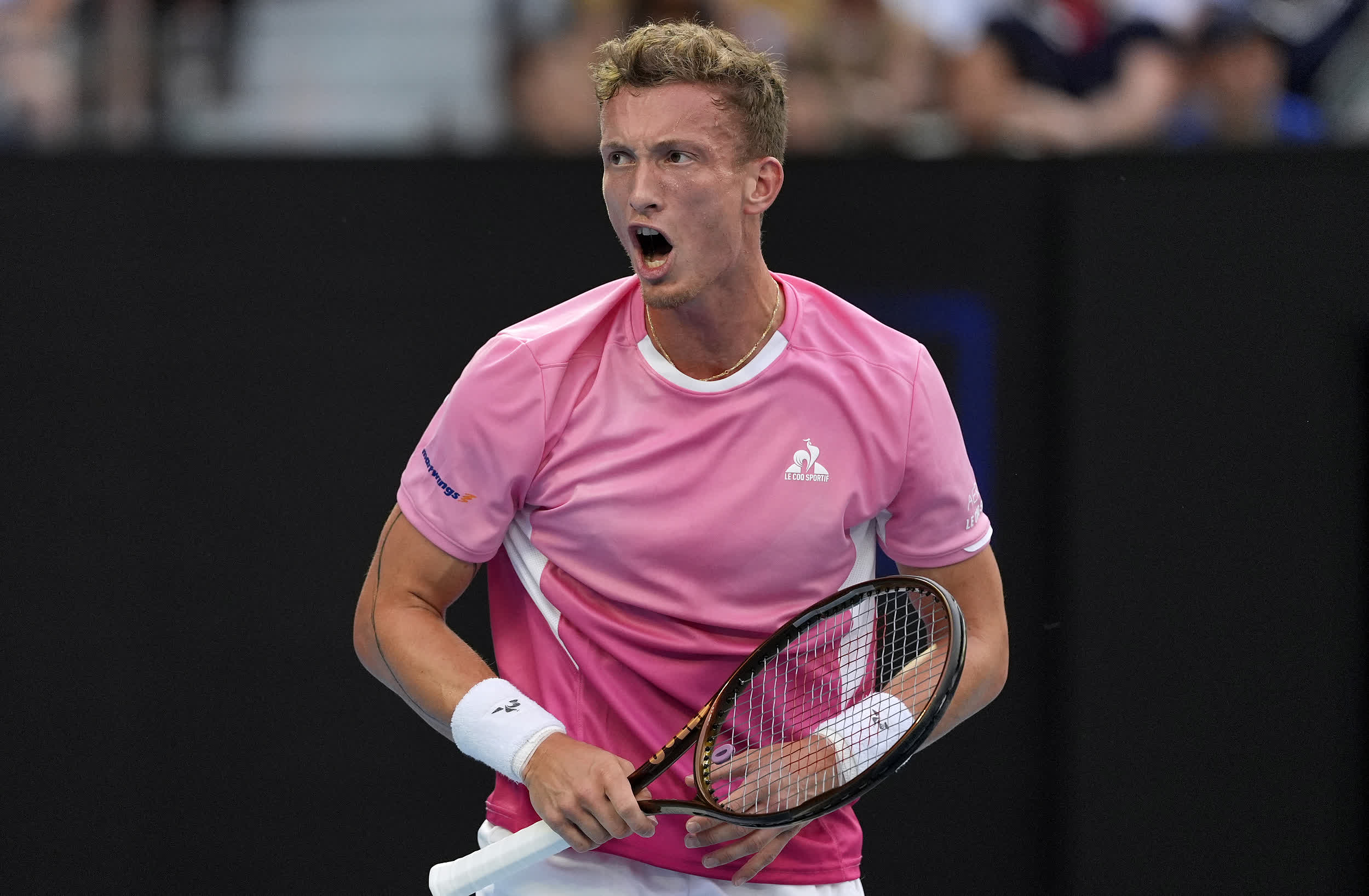 关于德约科维奇连续十二场比赛得分超过表现优异，中国队不断突破！的信息